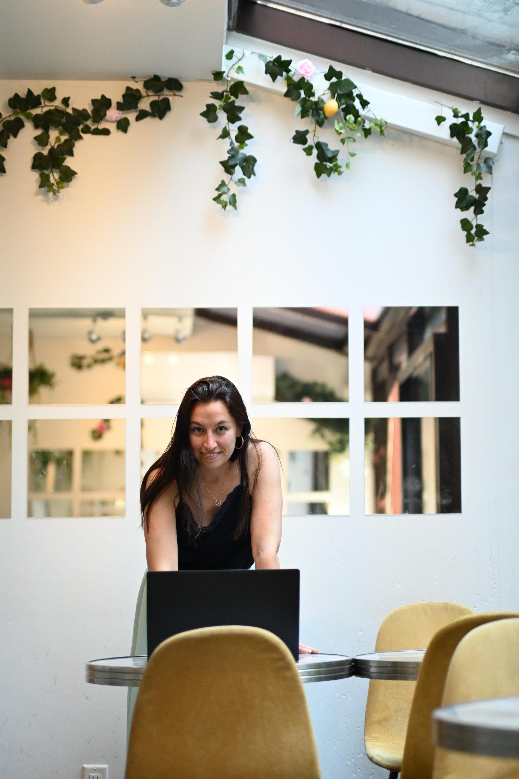 Ameline Blot, assistante freelance, prête à structurer l'activité administrative des photographes.